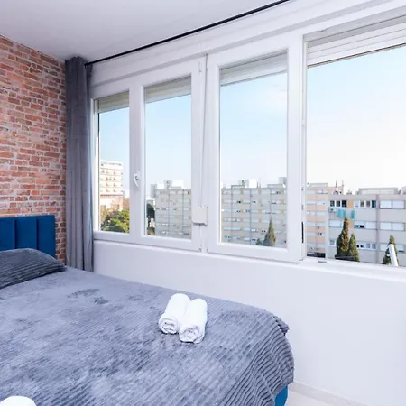 Frans Apartment Split