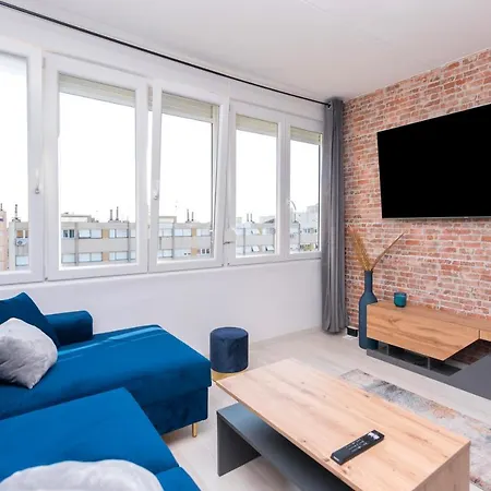 Frans Apartment Split